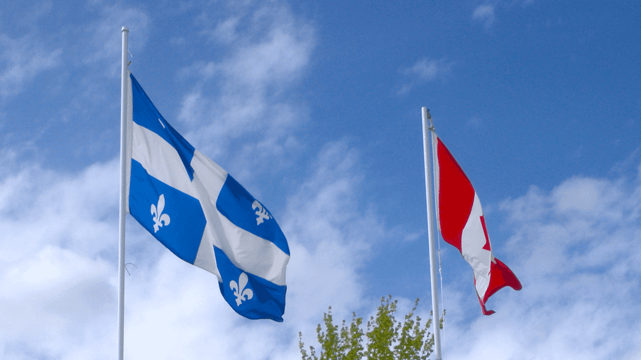 Les drapeaux du Québec et du Canada.