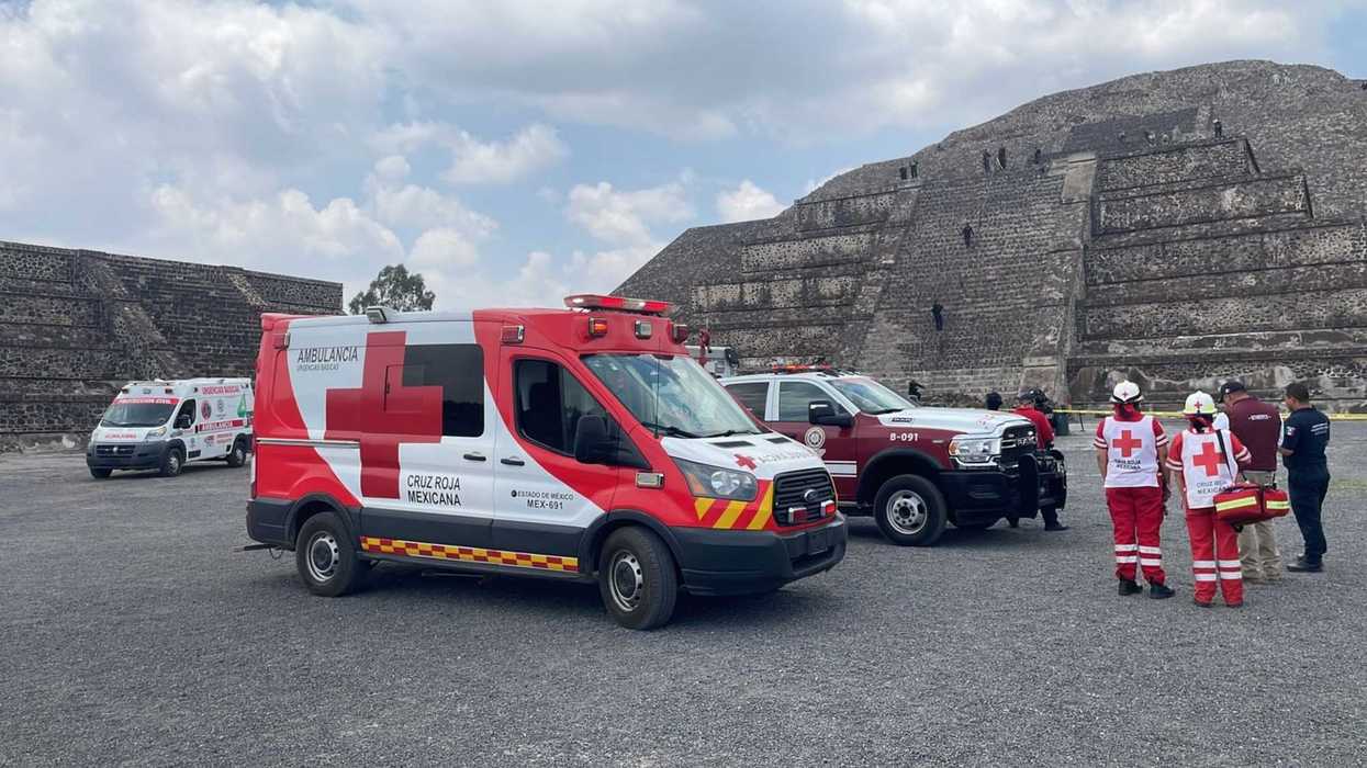 Les équipes de la Croix-Rouge mexicaine qui s'occupent des blessés de la fusillade.