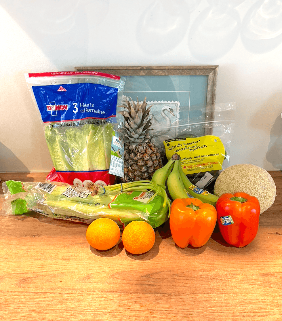 Les fruits et l\u00e9gumes achet\u00e9s \u00e0 la fruiterie Remplis ton sac, sur un comptoir. 