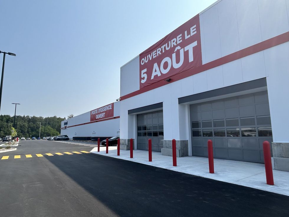 Les garages du Costco de Rimouski.