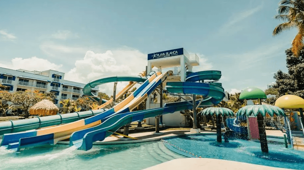 Les glissades d'eau du Playa Blanca Hotel and Resort au Panama.