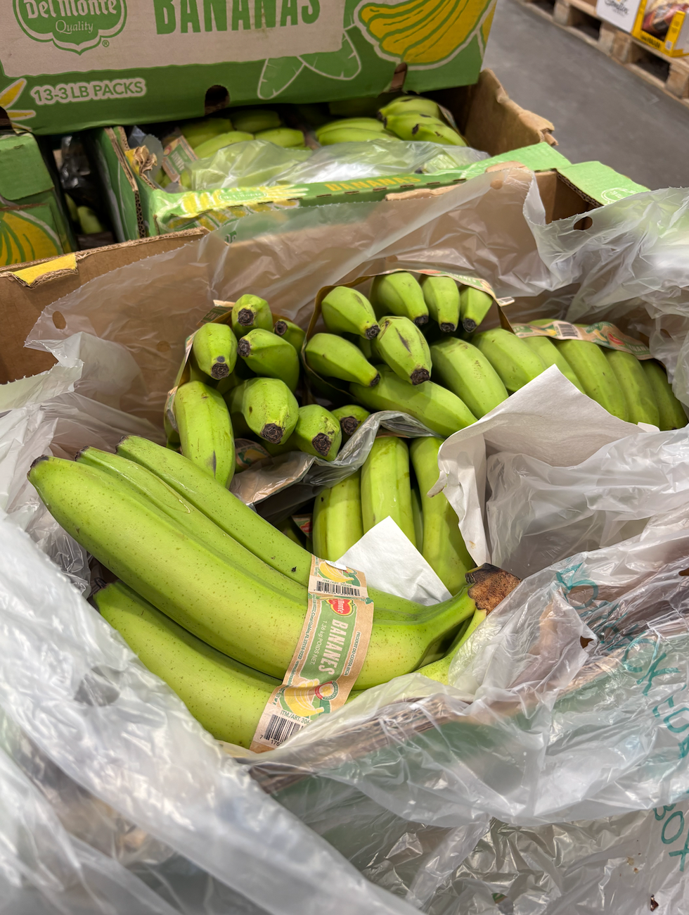 Les grappes de bananes Del Monte dans un bac du Costco.