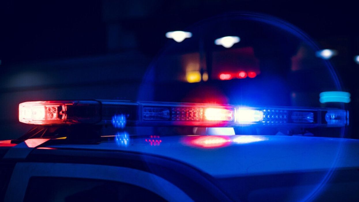 Les gyrophares d'une voiture de police sont allumés le soir.