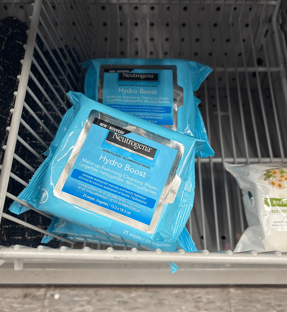 Les lingettes nettoyantes et d\u00e9maquillantes Neutrogena Hydro Boost sur les tablettes du Dollarama.