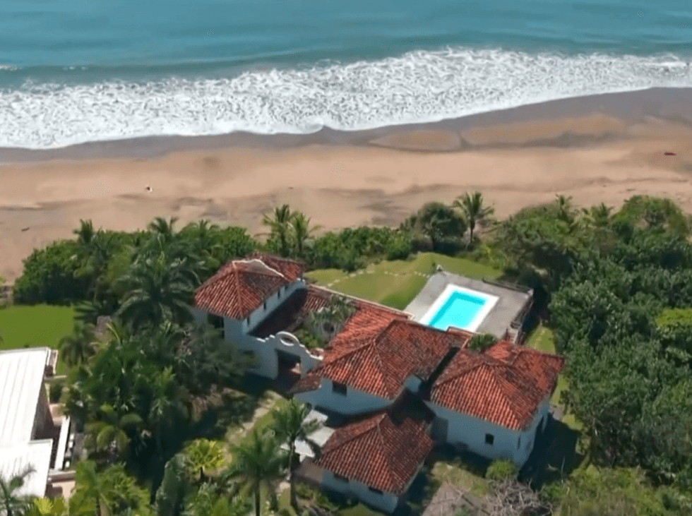 Les maisons d'Occupation Double Panama, au bord de l'eau.