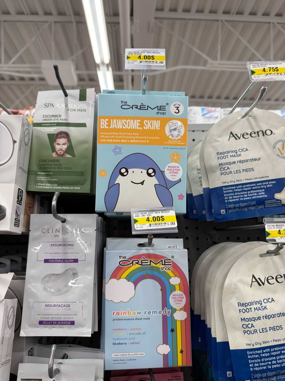 Les masques The Cr\u00e8me Shop dans une all\u00e9e du Dollarama.