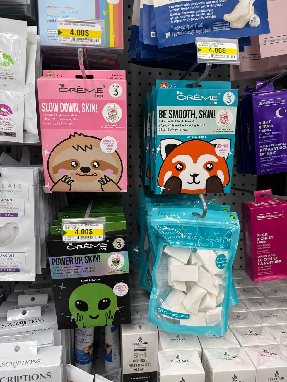 Les masques The Cr\u00e8me Shop dans une all\u00e9e du Dollarama.