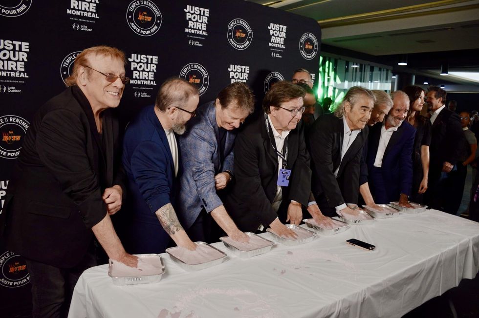 Les membres des Boys ont une main dans le pl\u00e2tre pour prendre leurs empreintes.