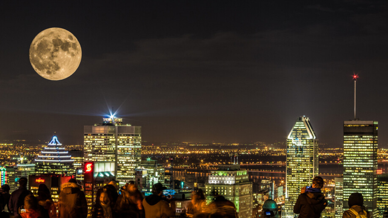 Les Montréalais regardent la lune.