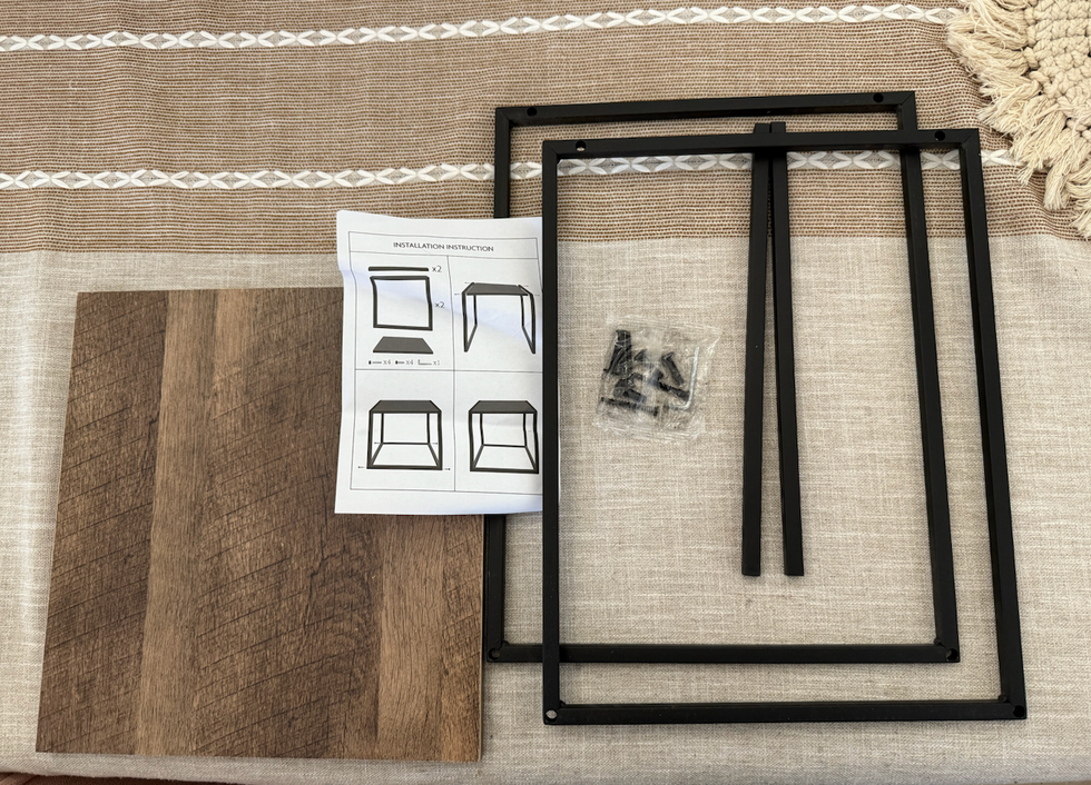 Les morceaux \u00e0 assembler de la table d'appoint vendue au Dollarama pour 5 $. 