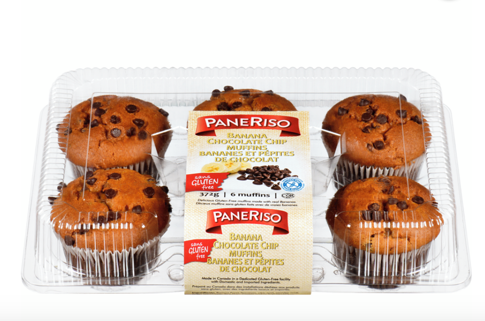 Les muffins aux bananes et p\u00e9pites de chocolat de PaneRiso dans leur emballage de plastique transparent.