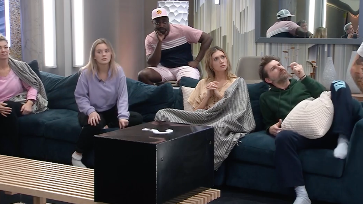 Les participants de Big Brother Célébrités assis sur un grand sofa.