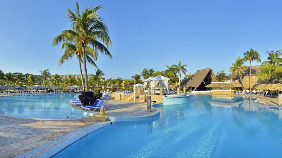 Les piscines entour\u00e9es de palmiers de l'h\u00f4tel Melia Las Antillas \u00e0 Varadero.