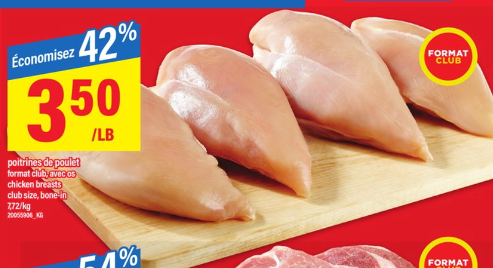 Les poitrines de poulet avec os en rabais dans la circulaire du Maxi.