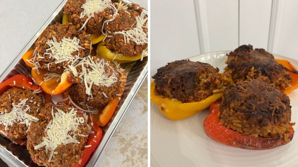 Les poivrons doux farcis du Costco dans leur emballage. Droite : Les poivrons doux farcis pr\u00e9par\u00e9s.