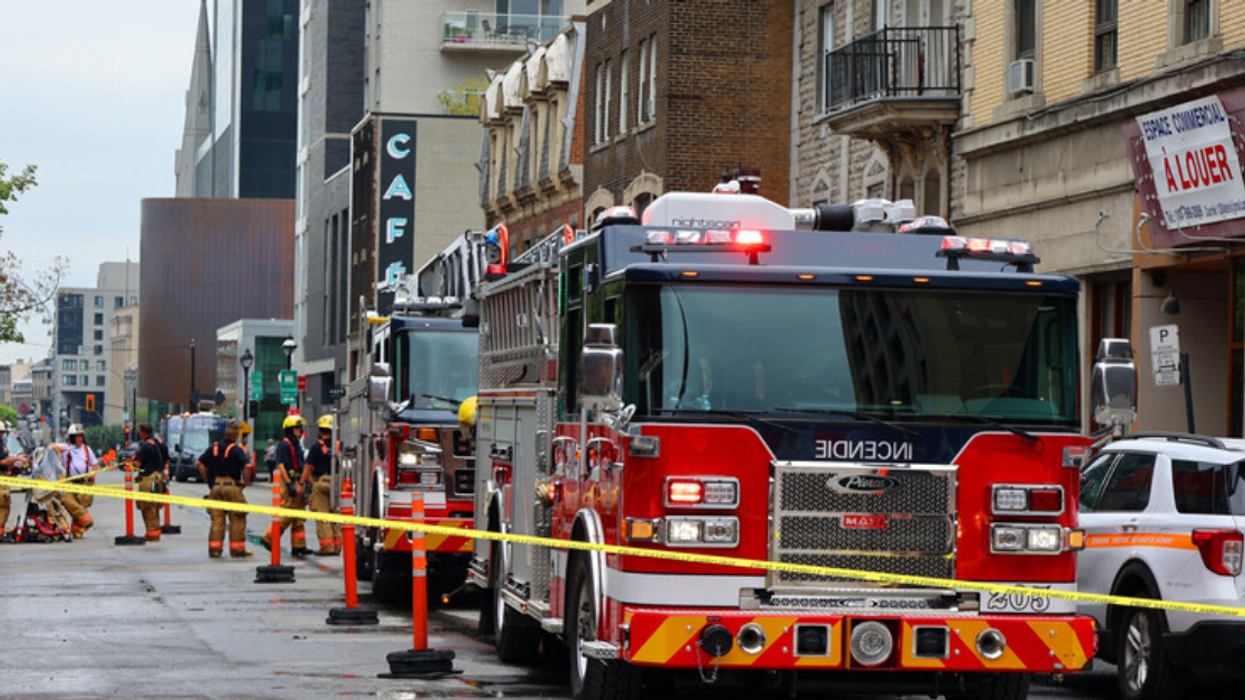Les pompiers sauvent deux véhicules d'une tentative d'incendie à Montréal