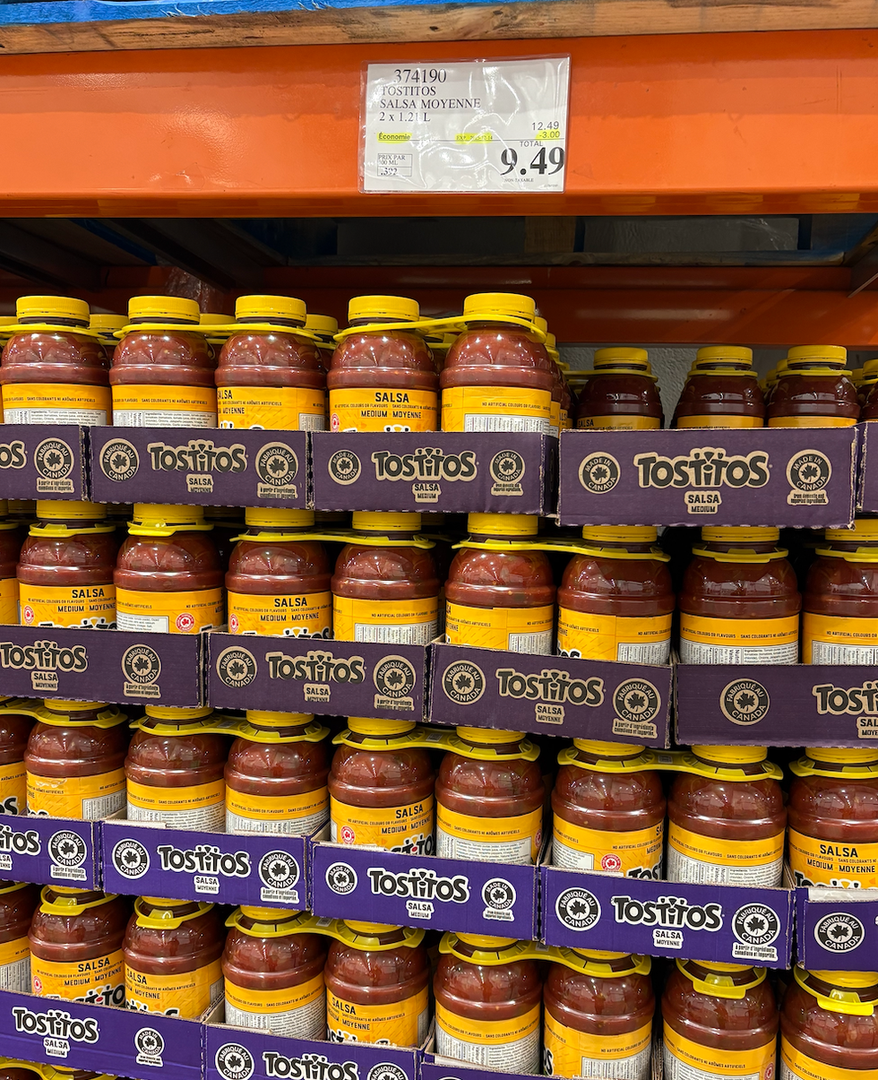 Les pots de salsa moyenne Tostitos empil\u00e9s au Costco