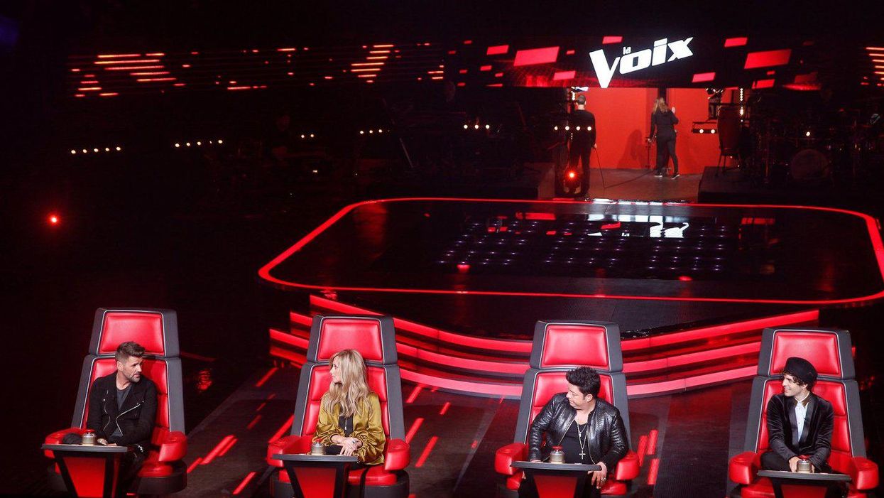 Les quatre juges sont assis dans leur chaise rouge, dos à la scène, aux auditions à l'aveugle de La Voix.