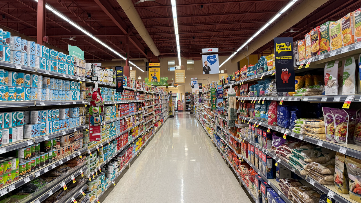 Les rangées d'une épicerie IGA au Québec.