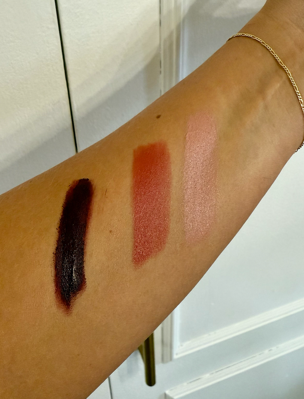 Les rouges \u00e0 l\u00e8vres RealHer appliqu\u00e9s sur un bras. 