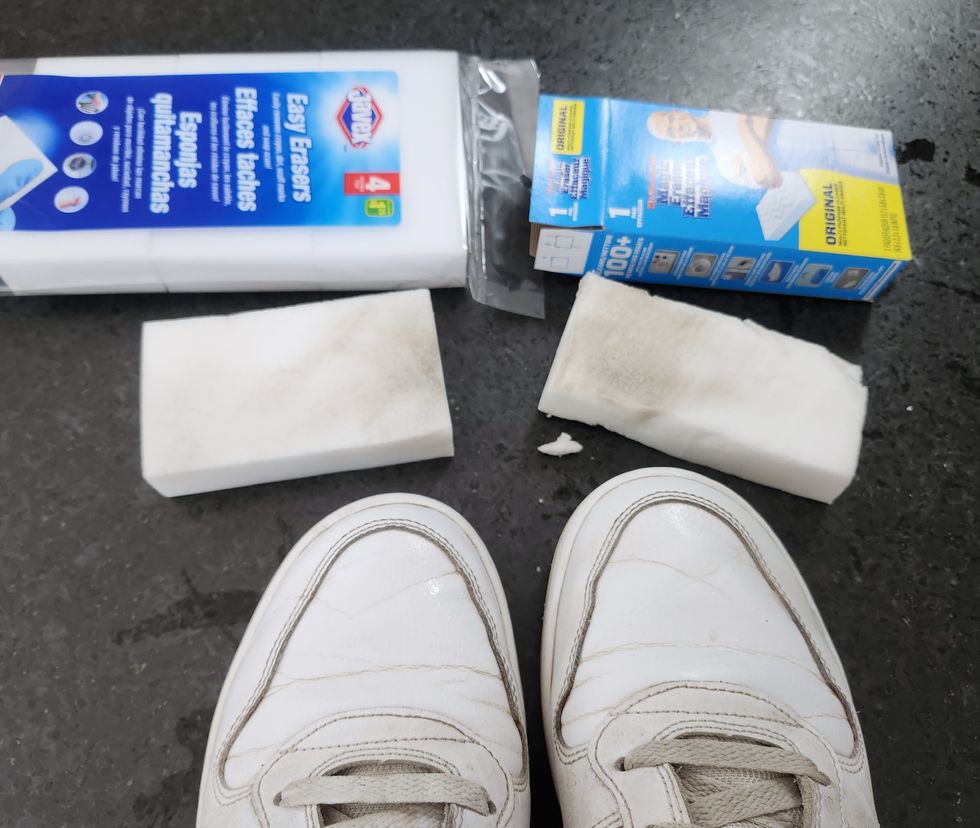 Les souliers nettoy\u00e9s par les \u00e9ponges blanches nettoyantes des marques Javex et M.Net.