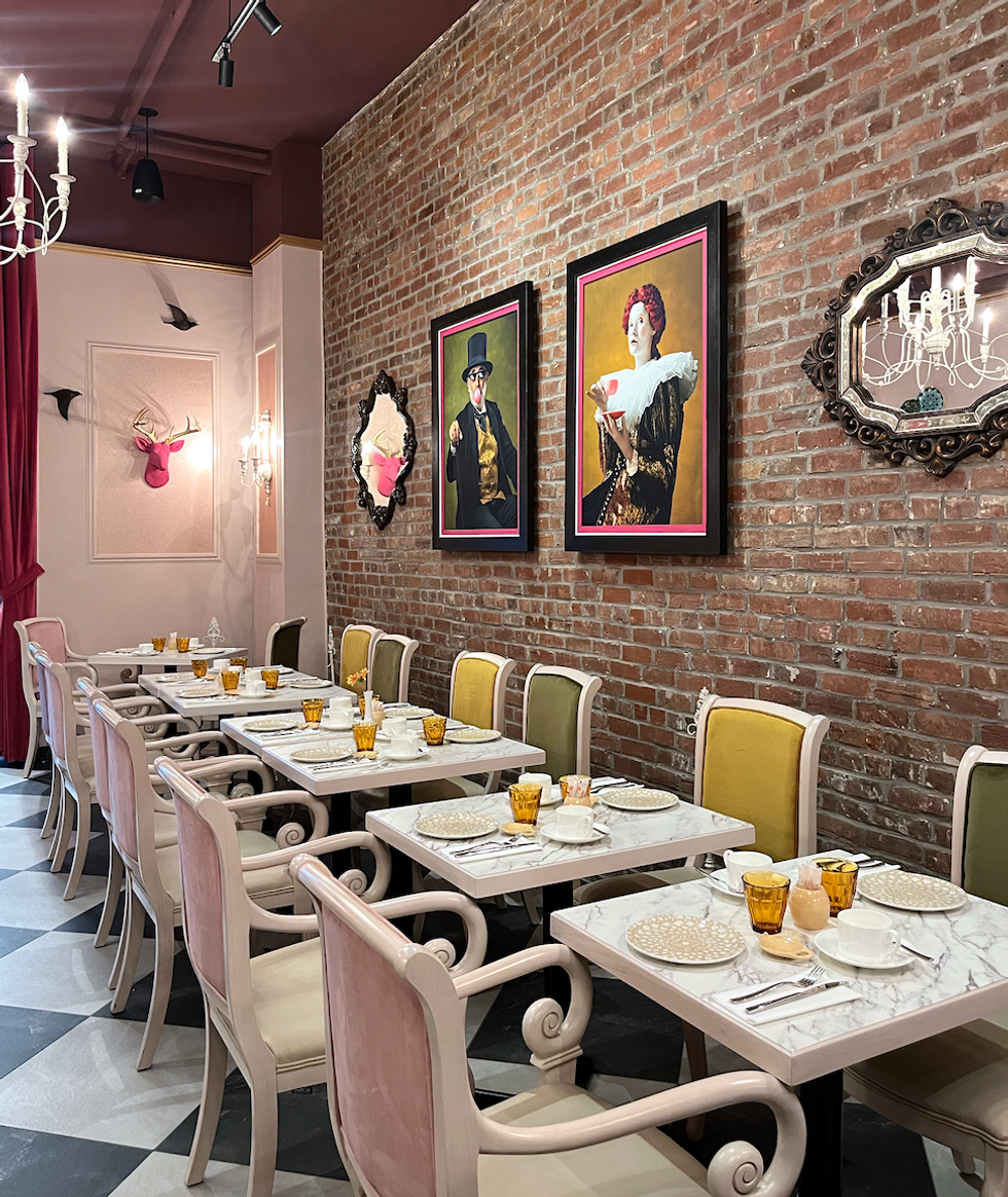 Les tables au salon de th\u00e9 Paparmane.