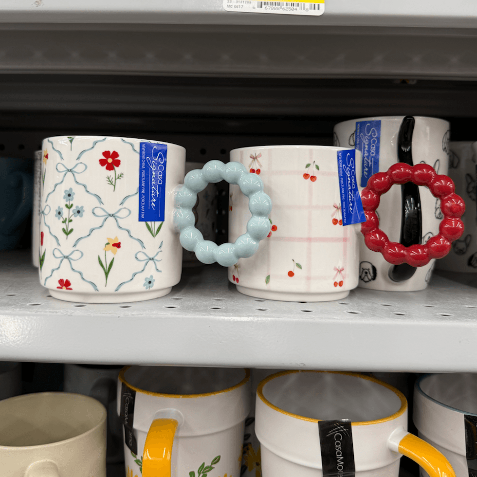 Les tasses color\u00e9es aux motifs floraux et fruit\u00e9s sur les tablettes du Dollarama.