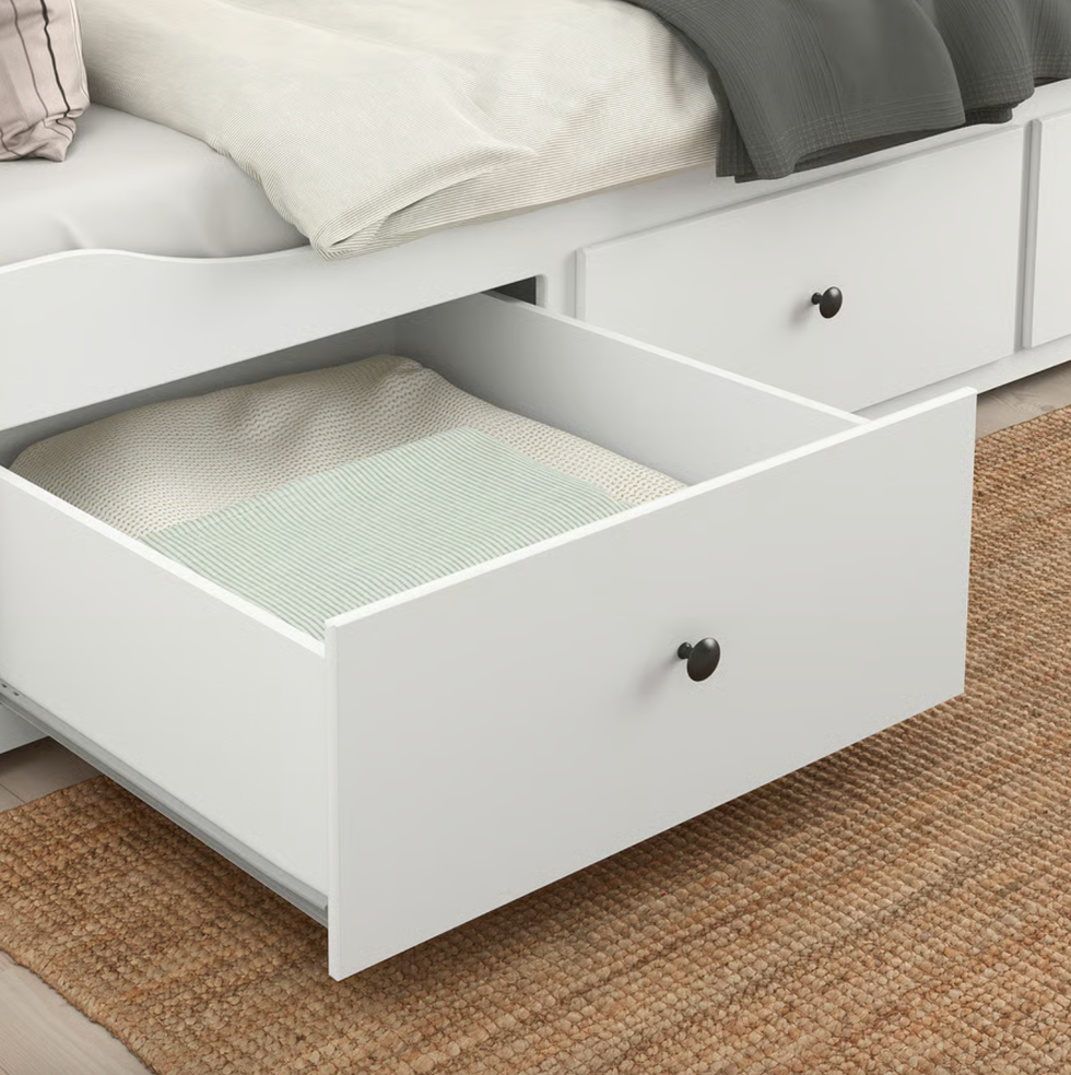 Les tiroirs du divan-lit HEMNES vendu par IKEA.