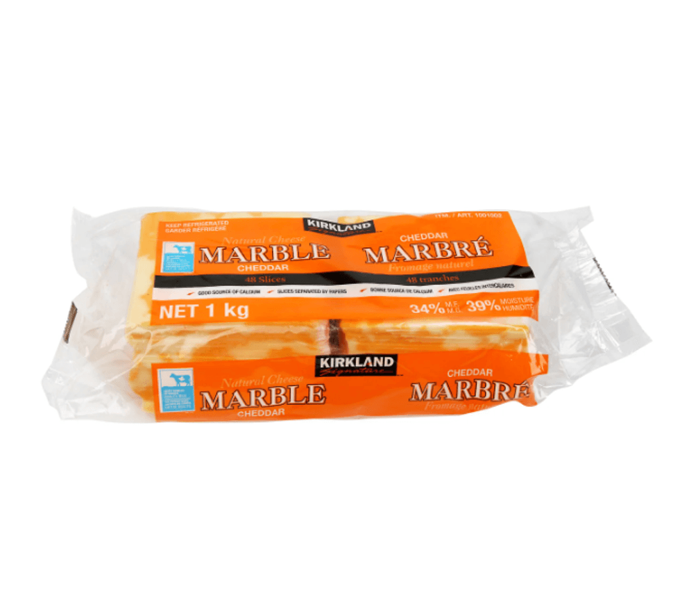 Les tranches de fromage cheddar marbr\u00e9 Kirkland sur le site du Costco.