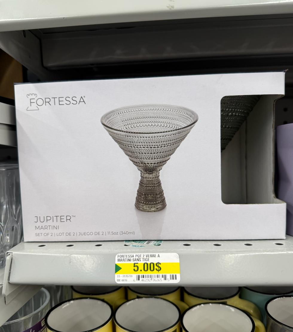 Les verres \u00e0 Martini JUPITER de Fortessa, dans la couleur noire vendus au Dollarama.