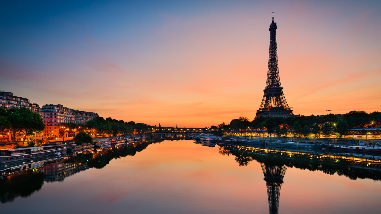Levé du soleil à Paris, en France.