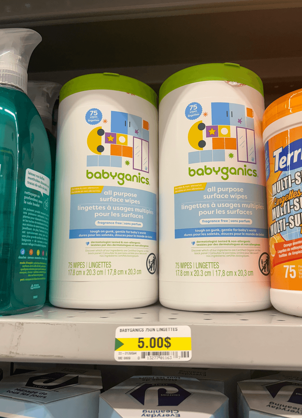 Lingettes \u00e0 usages multiples pour les surfaces Babyganics sur les tablettes du Dollarama.