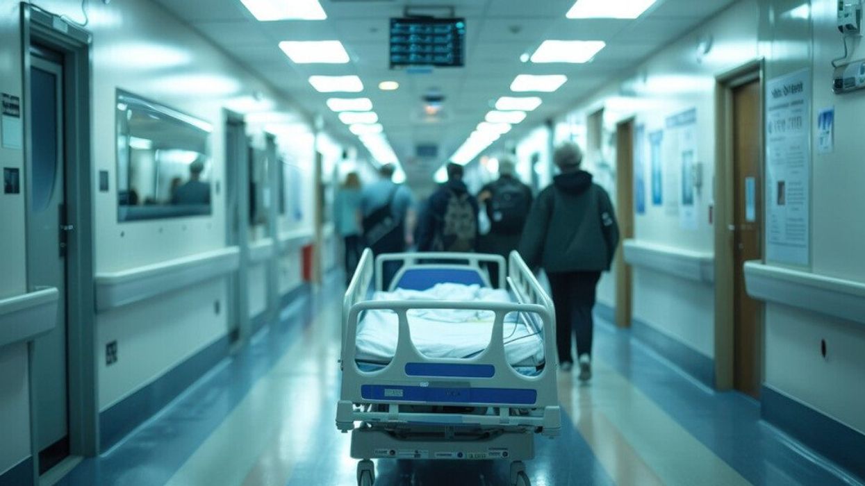 Lit d'hôpital dans un corridor d'un établissement de santé.