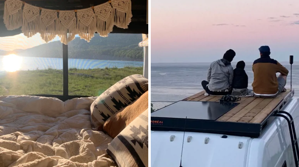 Lit du van avec une vue sur un lac. Droite : Trois personnes assises sur le toit-terrasse du van.