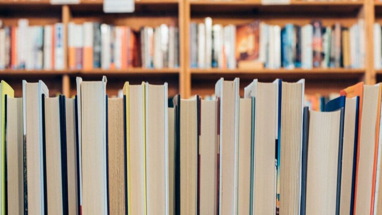 Livres dans une bibliothèque.