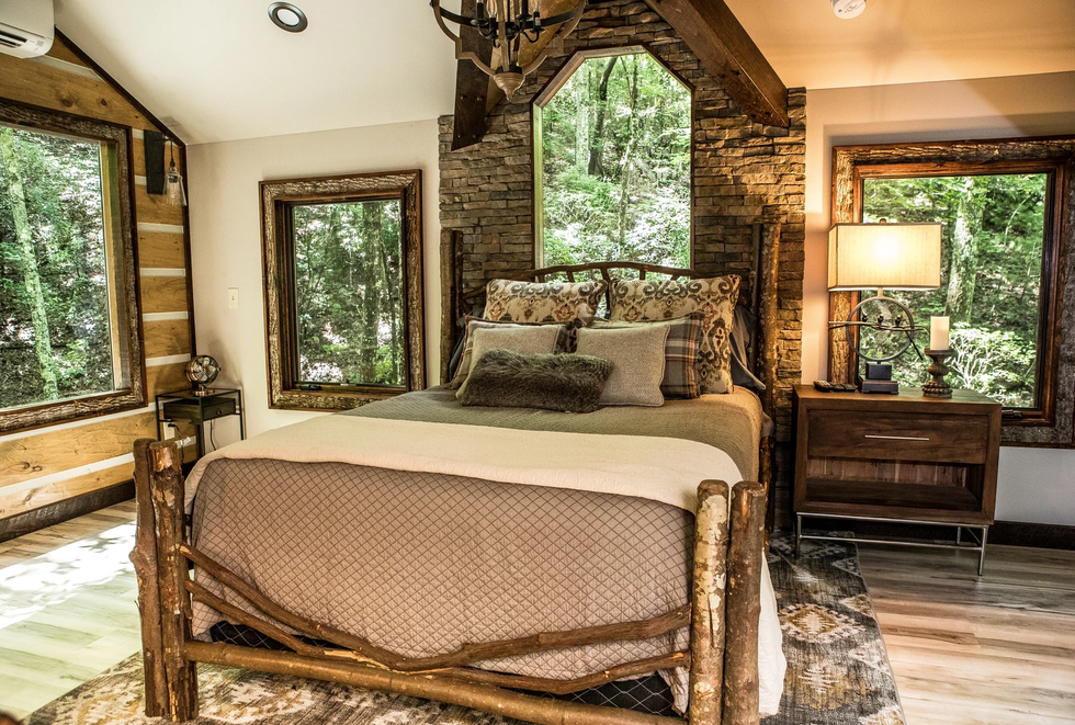 Loft bedroom at Inn The Ravine.