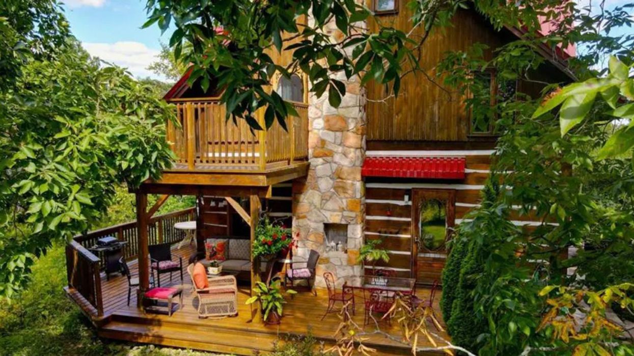 Log home for sale in Ontario.