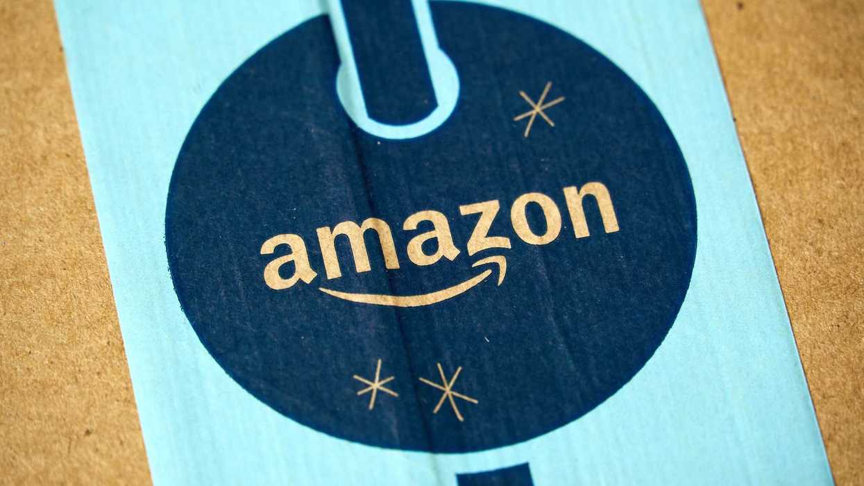 Logo Amazon sur une boîte.