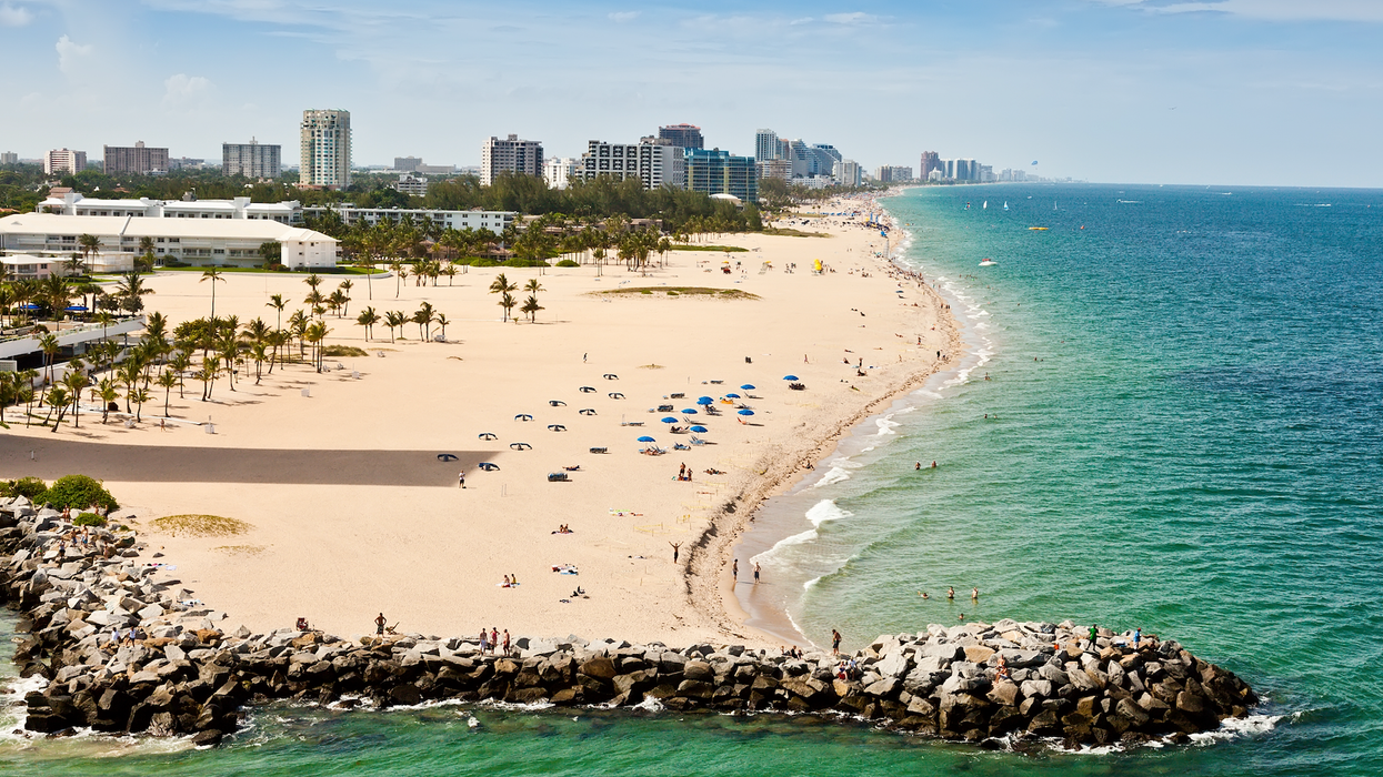 Longue étendue de plage à Fort Lauderdale, en Floride, avec des plages de sable et de nombreux hôtels et complexes touristiques.