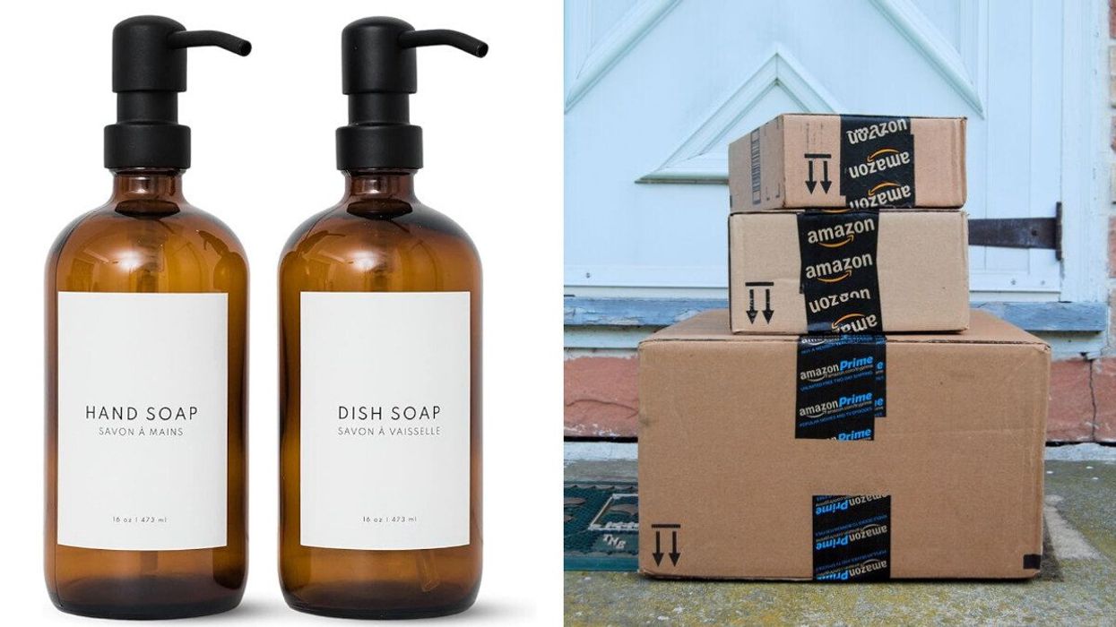 Lot de deux distributeurs de savon brun avec un étiquette blanche. Droite : Trois boîtes Amazon sur un perron.