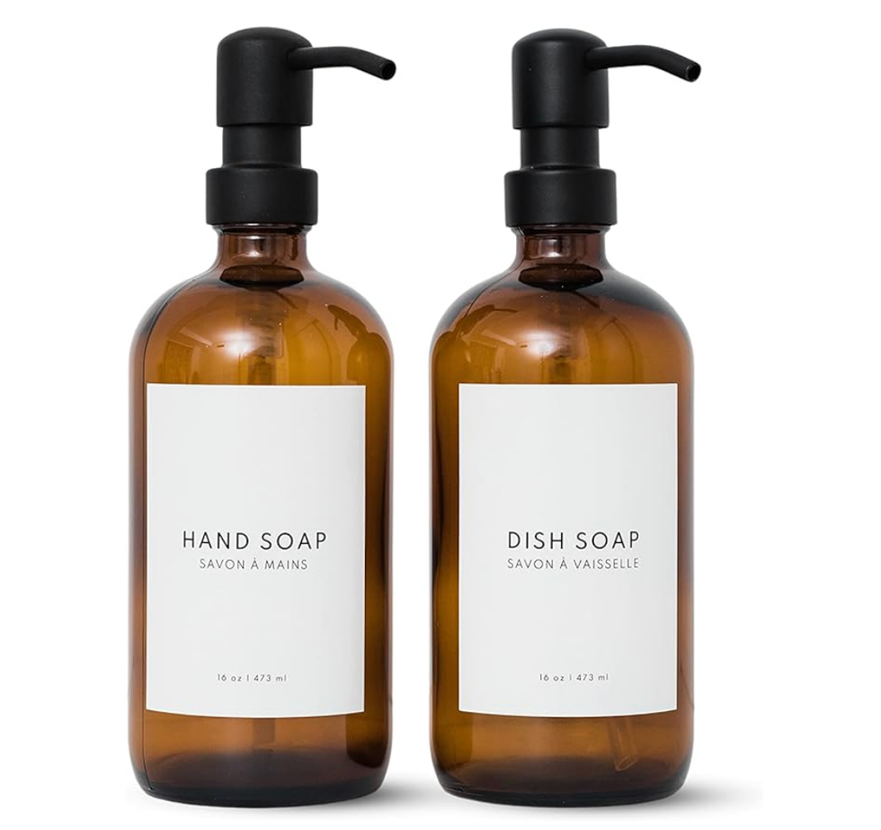 Lot de deux distributeurs de savon brun avec un \u00e9tiquette blanche.
