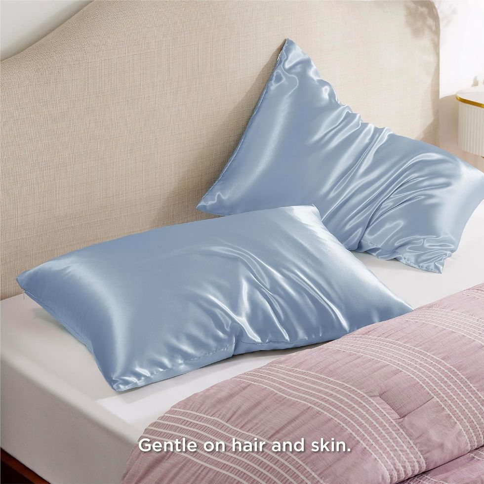 Lot de deux taies d'oreiller en satin bleues.