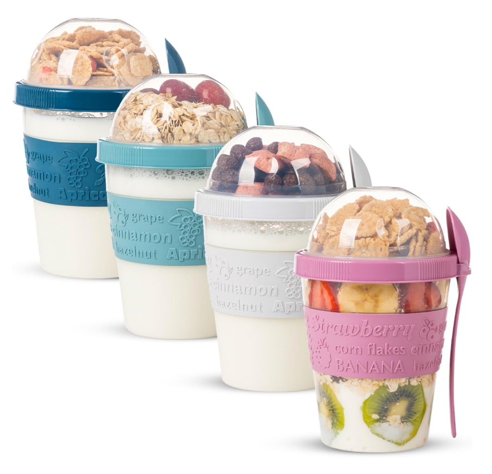 Lot de quatre tasses \u00e0 yaourt avec couvercles et cuill\u00e8re.