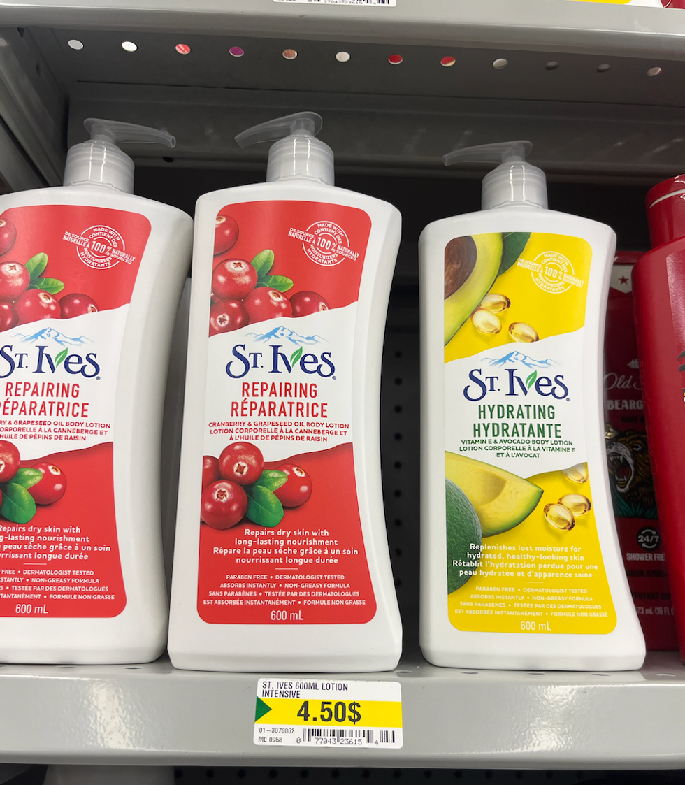 Lotion r\u00e9paratrice ou hydratante de St.Ives sur les tablettes au Dollarama.