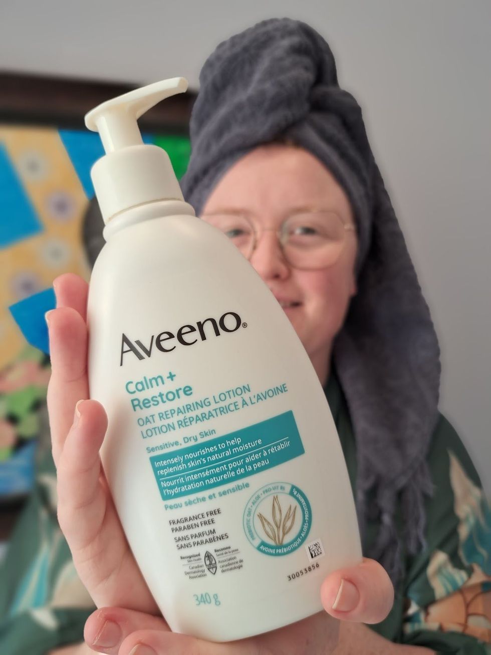Lotion r\u00e9paratrice \u00e0 l\u2019avoine Aveeno\u00ae Calm + Restore\u00ae.