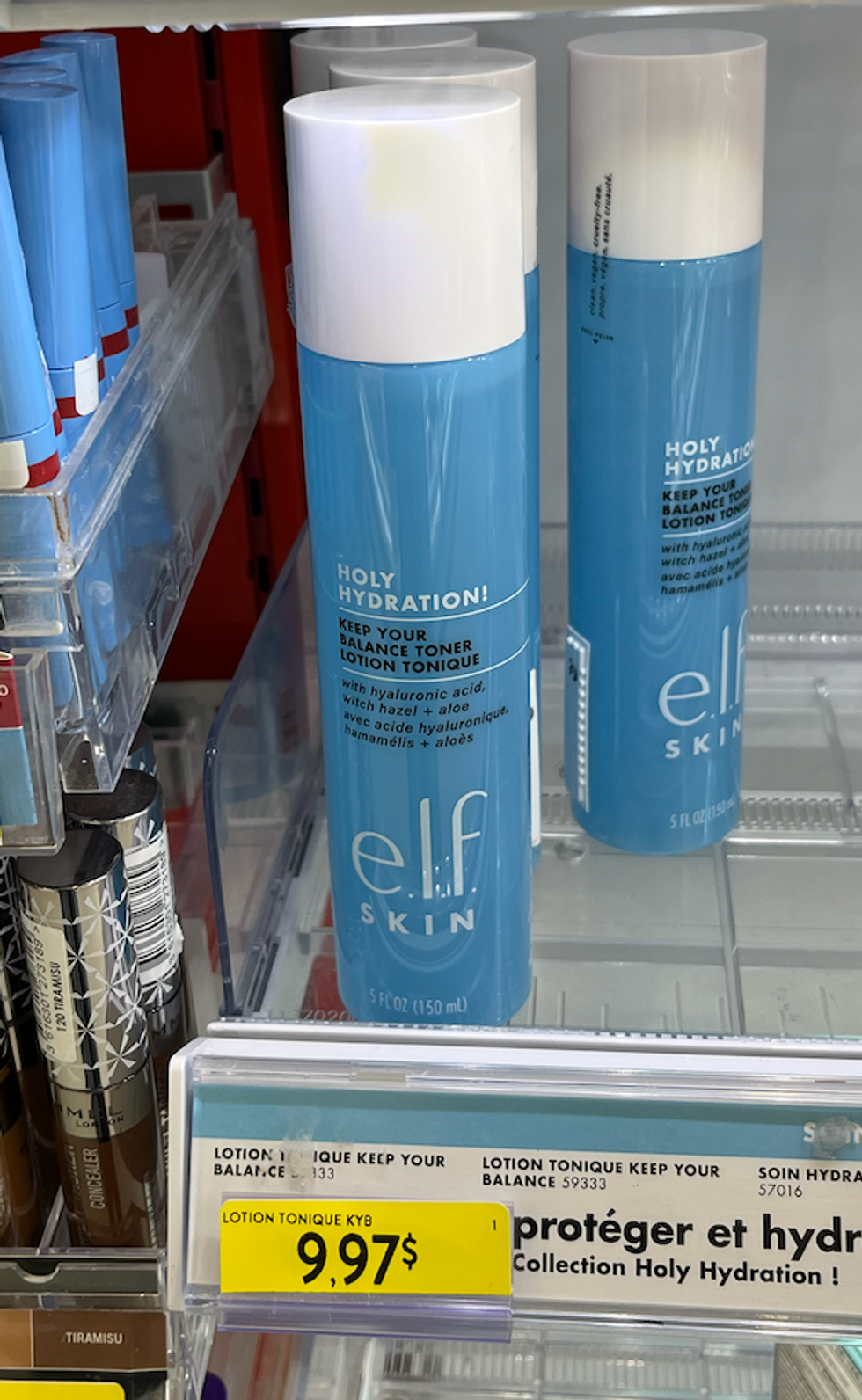 Lotion tonique sur une tablette.