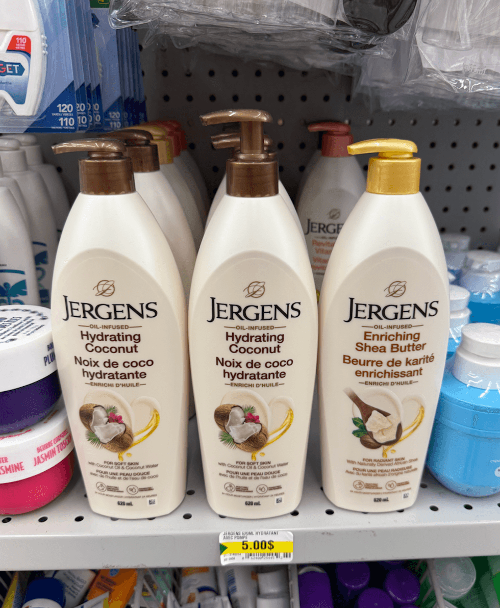 Lotions hydratantes Jergens \u00e0 la noix de coco et au beurre de karit\u00e9 en bouteilles de 620 ml, vendues 5 $ chez Dollarama.