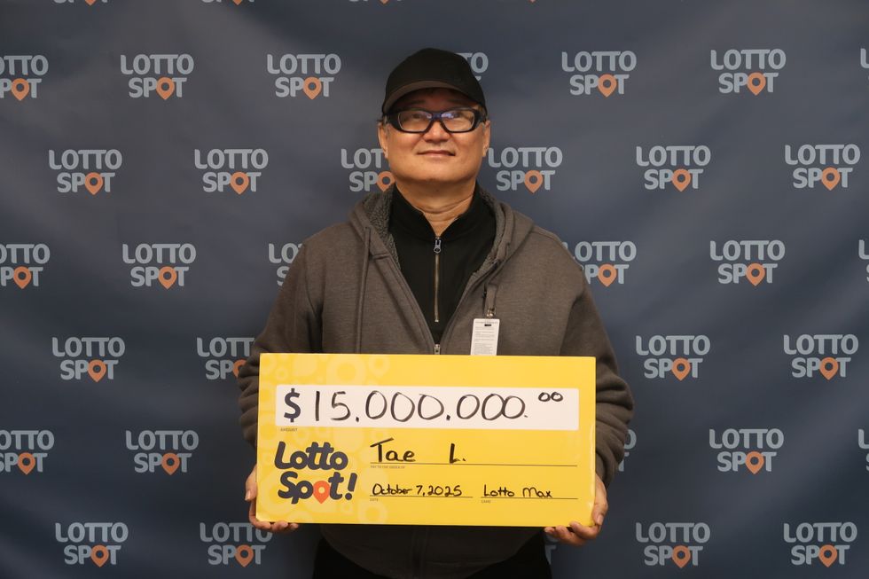 lotto max winner Tae Seong Lee golding a $15 million cheque