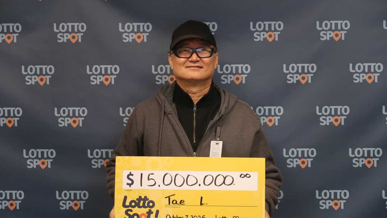 lotto max winner Tae Seong Lee with a $15 million cheque