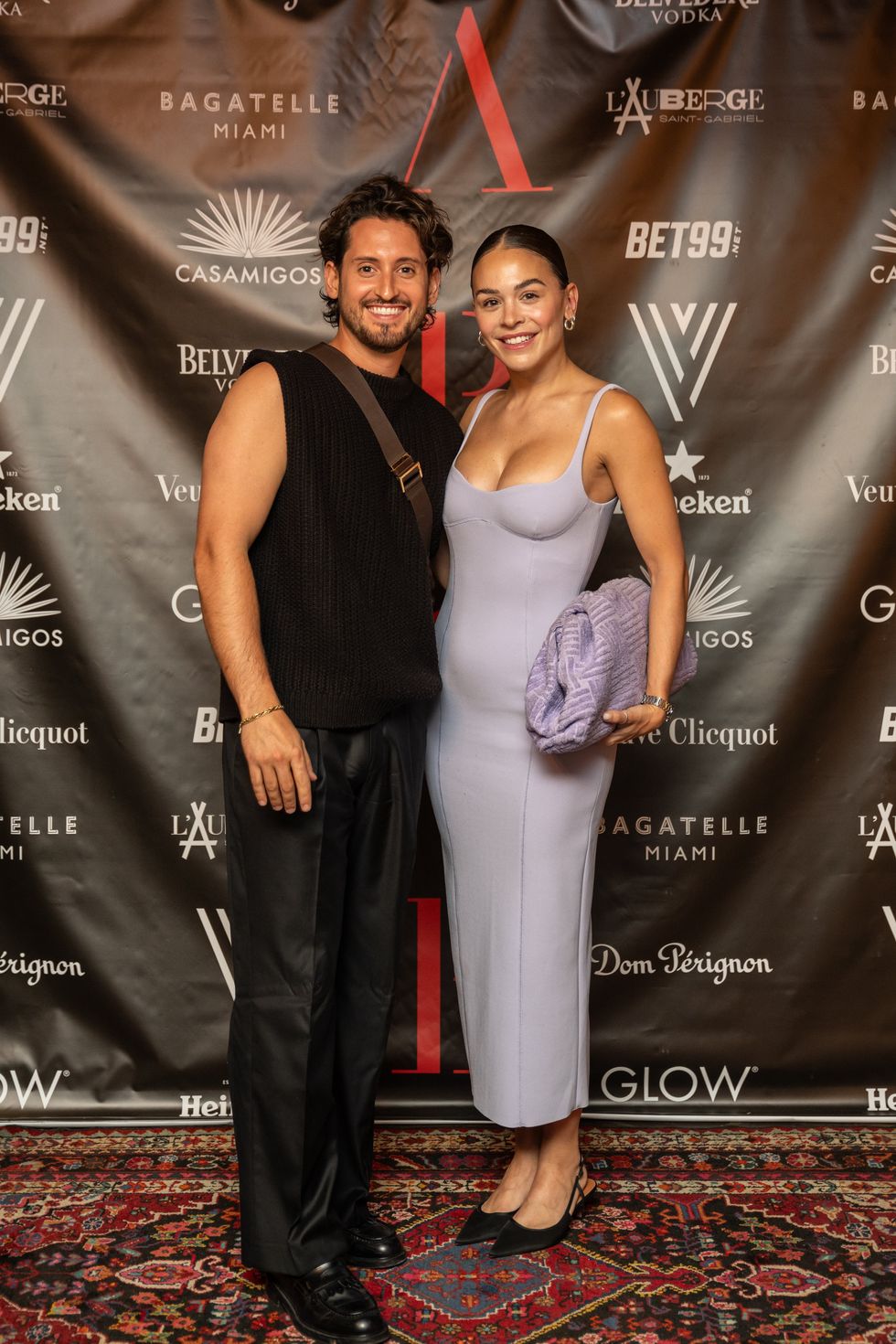 Lou-Pascal Tremblay et Marina Bastarache au tapis rouge de L'Auberge Saint-Gabriel pour les festivit\u00e9s du Grand Prix de la F1.